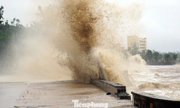 Bờ kè biển Đồ Sơn vỡ vụn sau nhiều cơn bão dữ