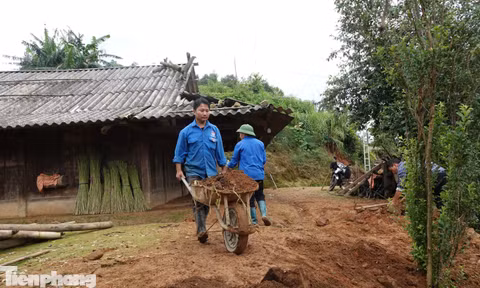 Thanh niên Lào Cai dọn dẹp bùn đất, giúp bà con vùng lũ ổn định cuộc sống