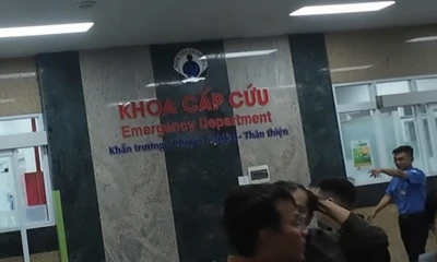 CLIP: CSGT dùng xe đặc chủng đưa bé trai 2 tuổi hóc dị vật đến bệnh viện