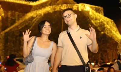 Giới trẻ TPHCM xuyên đêm vui chơi Giáng sinh 