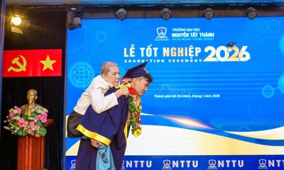 Nam sinh cõng mẹ lên sân khấu nhận bằng tốt nghiệp