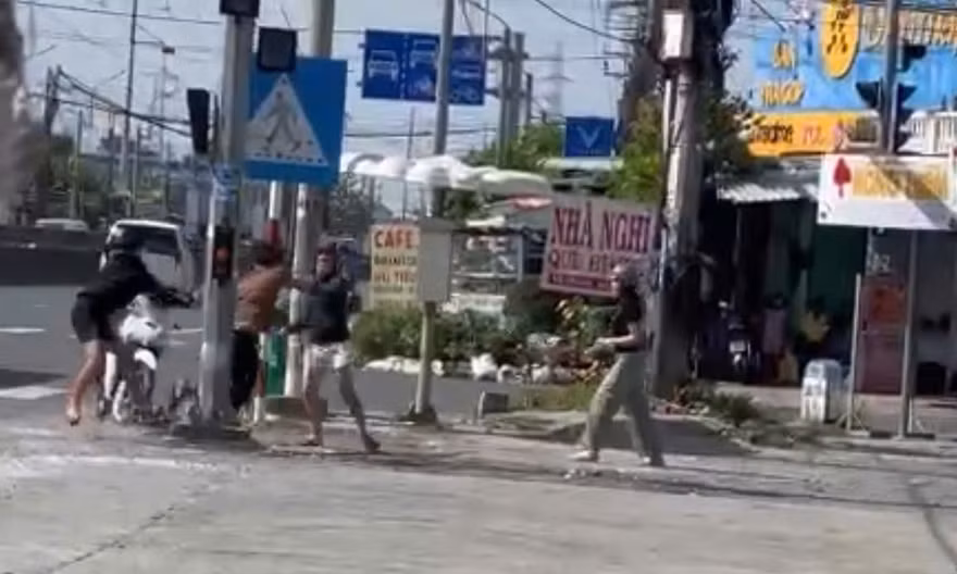 Cự cãi với nhóm nẹt pô, người đàn ông bị tấn công bằng dao