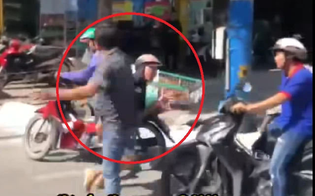 [CLIP] Tài xế ô tô tải và xe máy ‘choảng nhau’ sau va quẹt trên đường