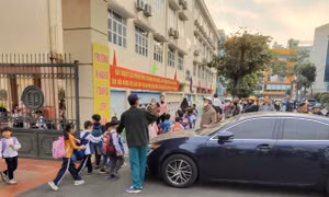 Phụ huynh bức xúc vì hiệu trưởng đỗ ô tô Lexus chắn cổng trường giờ tan học