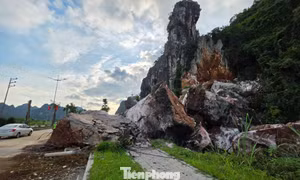 Núi đá bất ngờ đổ sập xuống đường bao biển ở Quảng Ninh