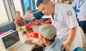 Cứu kịp thời du khách gặp sự cố trên vịnh Hạ Long