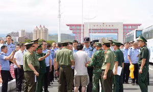 Tiếp tục bàn giao 30 đối tượng lừa đảo công nghệ cao cho Công an Trung Quốc