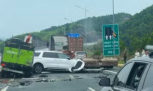 Xế hộp biến dạng sau cú lao thẳng vào xe hút bụi trên cao tốc