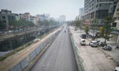 Nhiều năm nay, tuyến đường đoạn từ KĐT Đại Kim đến cầu Định Công rơi vào tình trạng xuống cấp báo động. Những "ổ gà, ổ voi" xuất hiện dày đặc cùng hiện trạng mặt đường bong tróc, lún võng không chỉ gây khó khăn cho phương tiện mà còn tiềm ẩn nguy cơ tai nạn giao thông cao.