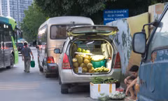 Muôn kiểu bán hàng 'du kích' thời dẹp vỉa hè Hà Nội