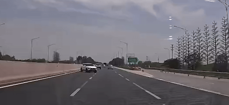 Chiếc xe do nữ tài xế N.T.H điều khiển đi ngược chiều trên cao tốc Hà Nội - Hải Phòng vào ngày 15/4. Ảnh cắt từ clip.