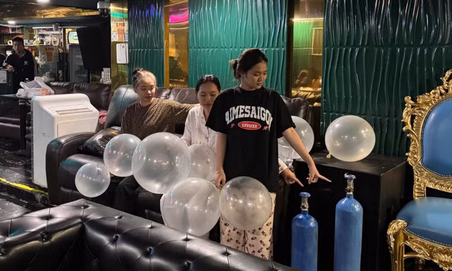 Phá ổ nhóm bán bóng cười tại quán bar ở phố Bùi Viện