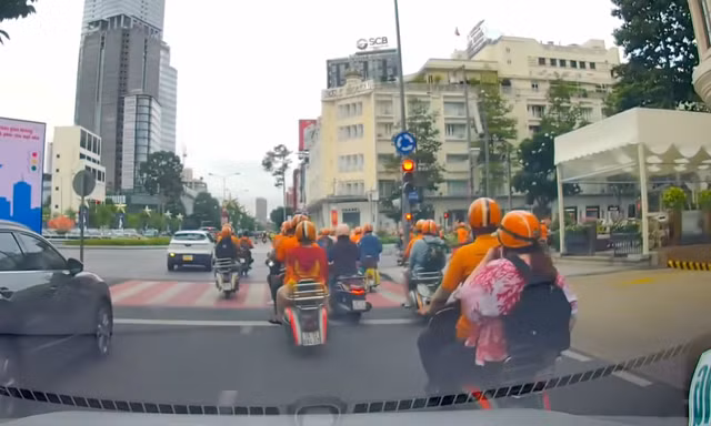 Đoàn xe Vespa ngang nhiên vượt đèn đỏ giữa trung tâm TPHCM
