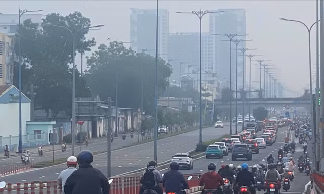 Bầu trời TPHCM mịt mù, bụi mịn vượt mức cho phép nhiều lần