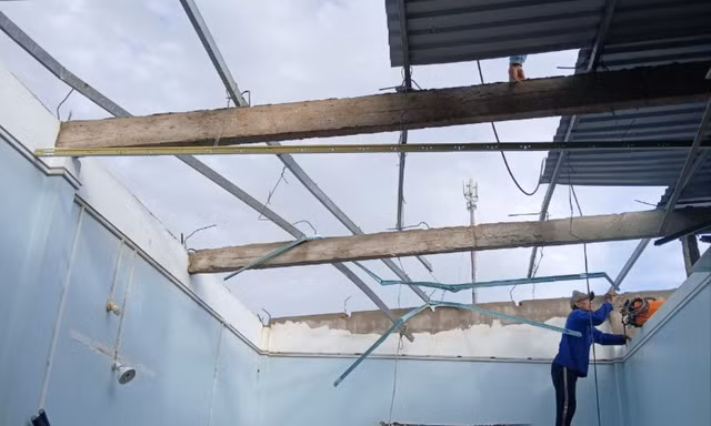 Hàng chục nhà dân ở Cần Thơ, Cà Mau, Đà Nẵng bị hư hại do mưa dông