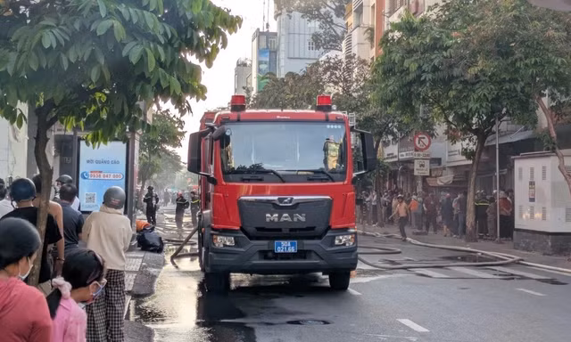 Lửa bùng lên từ tầng hầm thẩm mỹ viện ở TPHCM, người dân hoảng loạn tháo chạy