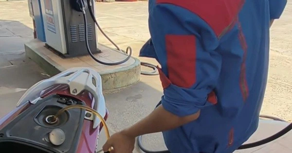 Trả tiền mua xăng bằng chuyển khoản, khách bị rút lại xăng, dắt bộ