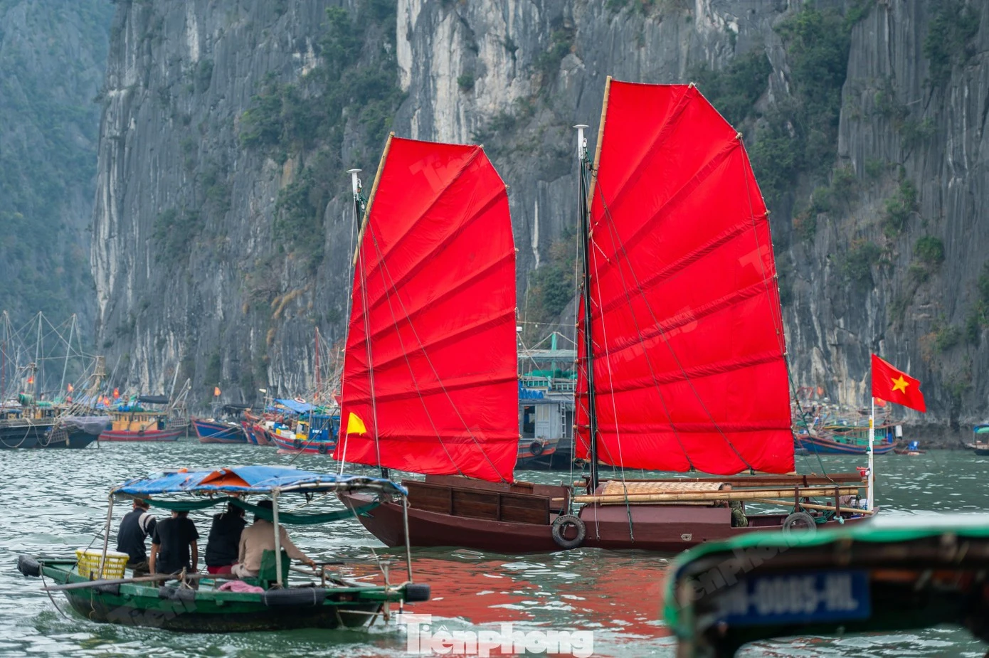 Thuyền Buồm Ba Vách Đỏ Rực Rỡ Trên Vịnh Hạ Long Tạm Dừng Để Nâng Cấp