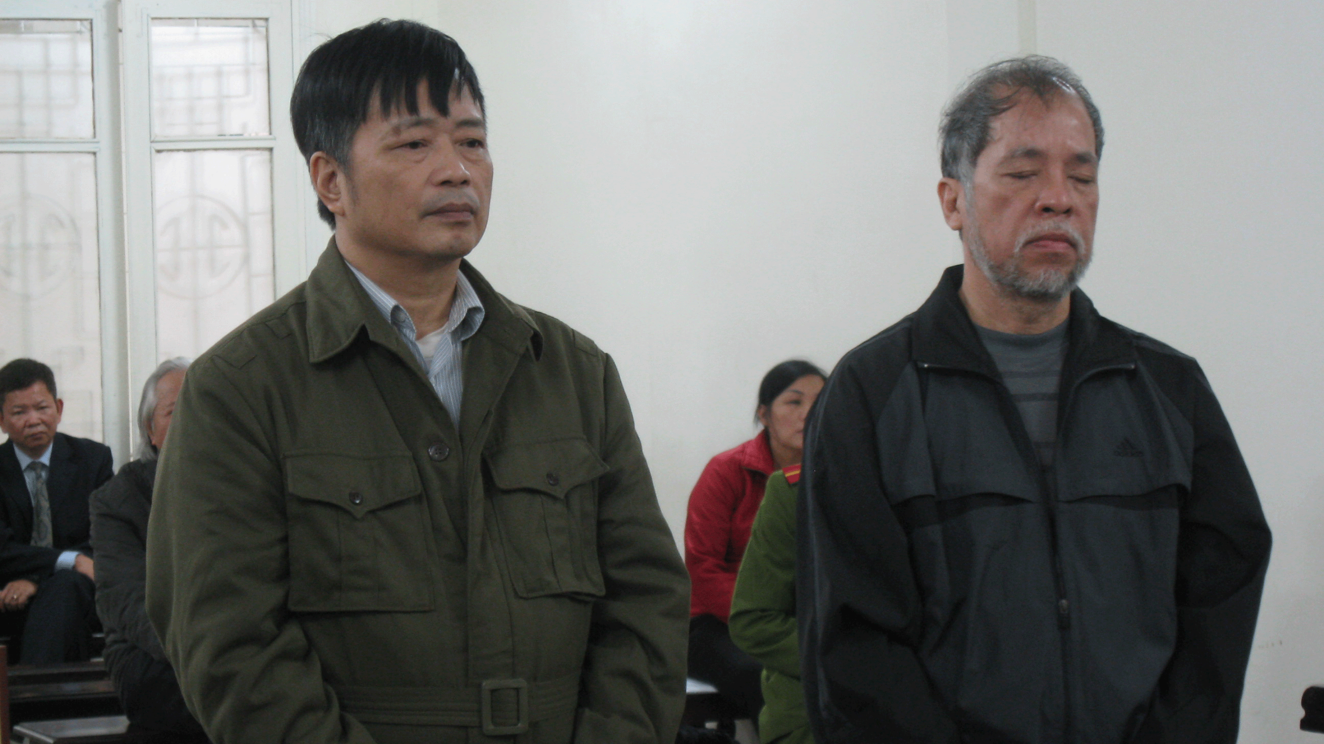 Bị cáo Bang (phải) cùng đồng phạm hầu tòa hồi cuối năm 2014. Đây là vụ án lừa đảo chiếm đoạt tài sản, từng mở tòa từ 2012, sau cả chục lần mở tòa, vụ án vẫn chưa khép lại với các lần hoặc hoãn tòa vì thiếu vắng nhân chứng, bị hại, hoặc xuất hiện tình tiết