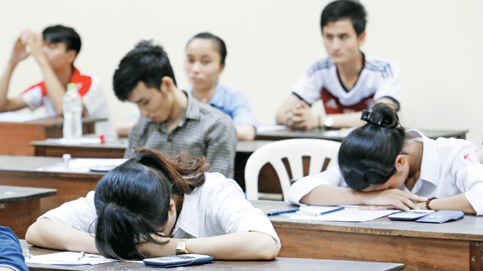 Nắng nóng kéo dài khiến các thí sinh dự thi THPT Quốc gia mệt mỏi (ảnh chụp lúc 14h chiều ngày 3/7/2015 tại hội đồng thi trường ĐH Thủy Lợi, Hà Nội). Ảnh: Như Ý.