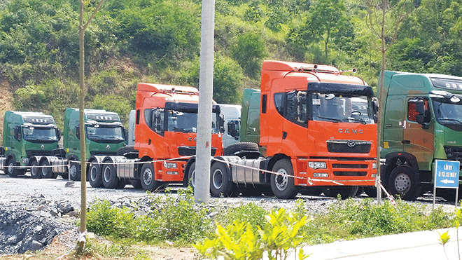 Xe tải Trung Quốc gắn còi hơi vừa thông quan qua cửa khẩu Lạng Sơn. Ảnh: Phạm Anh.