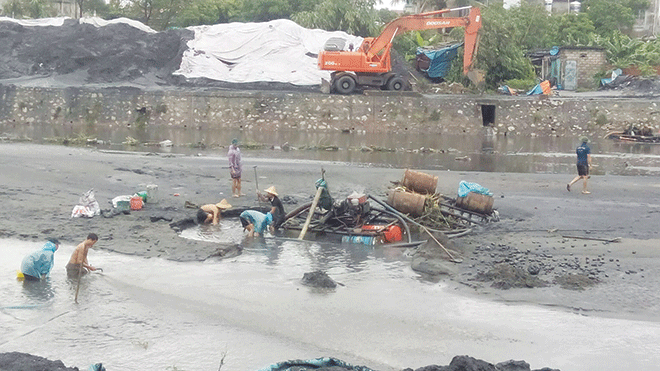 Sông suối bị ô nhiễm do hoạt động khai thác than. Ảnh: Minh Đức.
