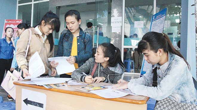 Thí sinh nộp hồ sơ đăng ký xét tuyển. Ảnh: Đào Phan.