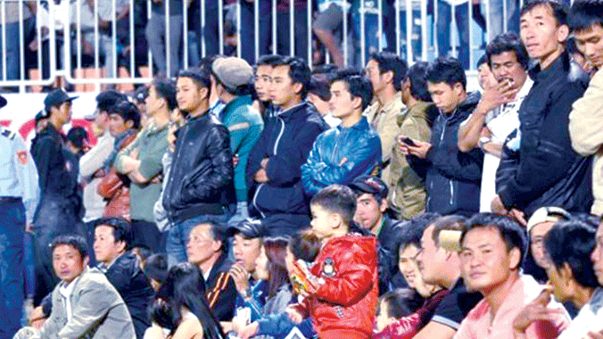 Để khán giả tràn xuống sân, BTC sân Pleiku bị phạt 10 triệu đồng