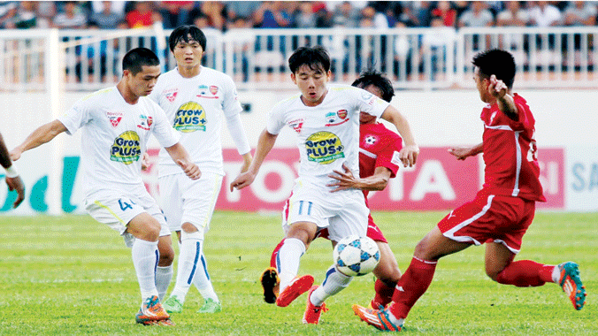 Công Phượng (ngoài cùng bên trái) và đồng đội có cứu được HA.GL không bị rớt hạng? Ảnh: VSI