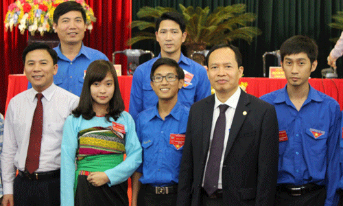 Đồng chí Trịnh Văn Chiến, Bí thư Tỉnh ủy Thanh Hóa, và các đồng chí lãnh đạo tỉnh với ĐVTN tại buổi gặp gỡ. Ảnh: Báo Thanh Hóa. 