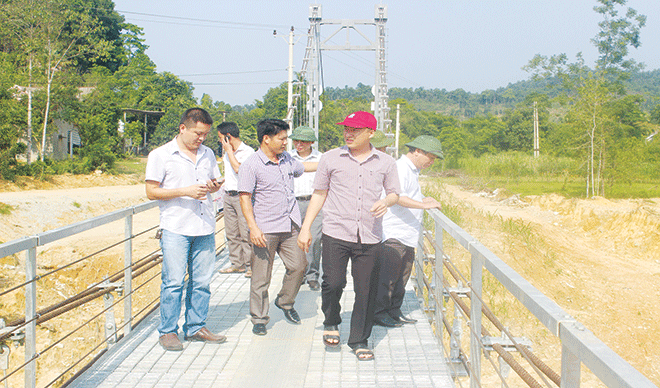 Đoàn kiểm tra thực tế cầu Khe Tây ngày 10/8. Ảnh: Minh Thùy
