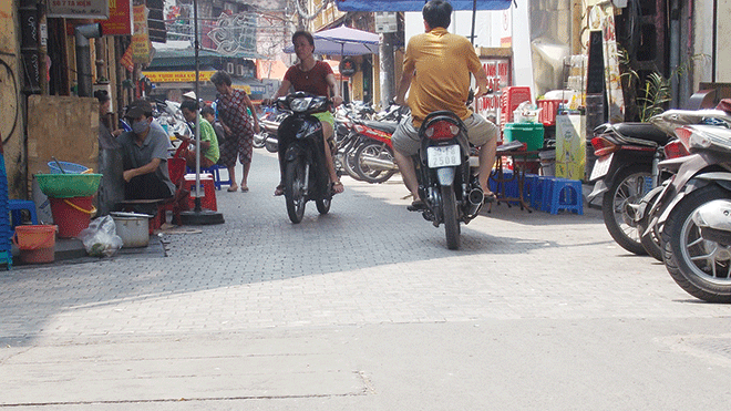 Theo người dân, sau 6 năm thí điểm lát đá xanh, phố Tạ Hiện xảy ra nhiều vụ tai nạn do trơn trượt. Ảnh: T. Đảng