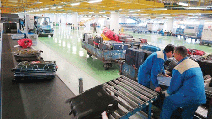 Một khâu bốc dỡ hành lý tại sân bay (Ảnh minh họa)