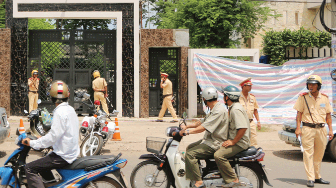 Công an tỉnh Bình Phước bảo vệ hiện trường trong chiều 7/7. Ảnh: Đình Thục