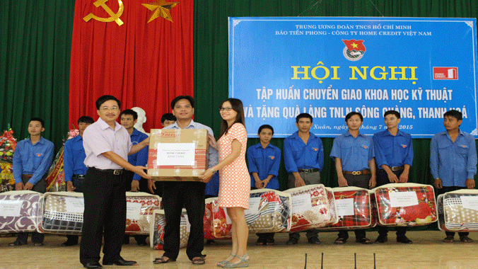 Ông Vũ Tiến - Phó Tổng Biên tập báo Tiền Phong, bà Võ Châu Thủy Triều - đại diện Công ty Home Credit Việt Nam trao quà tại Làng Thanh niên lập nghiệp Sông Chàng. Ảnh: Hoàng Lam