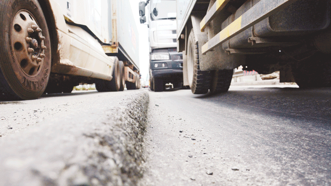 Đại lộ Mai Chí Thọ hằn lún (đoạn cầu vượt Cát Lái-TPHCM). Ảnh: Lê Minh.