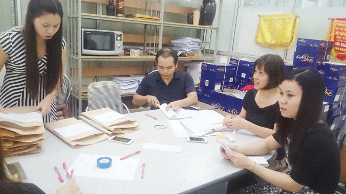 Rọc phách chuẩn bị chấm thi môn Văn ở Hà Nội. Ảnh: Hồ Thu.