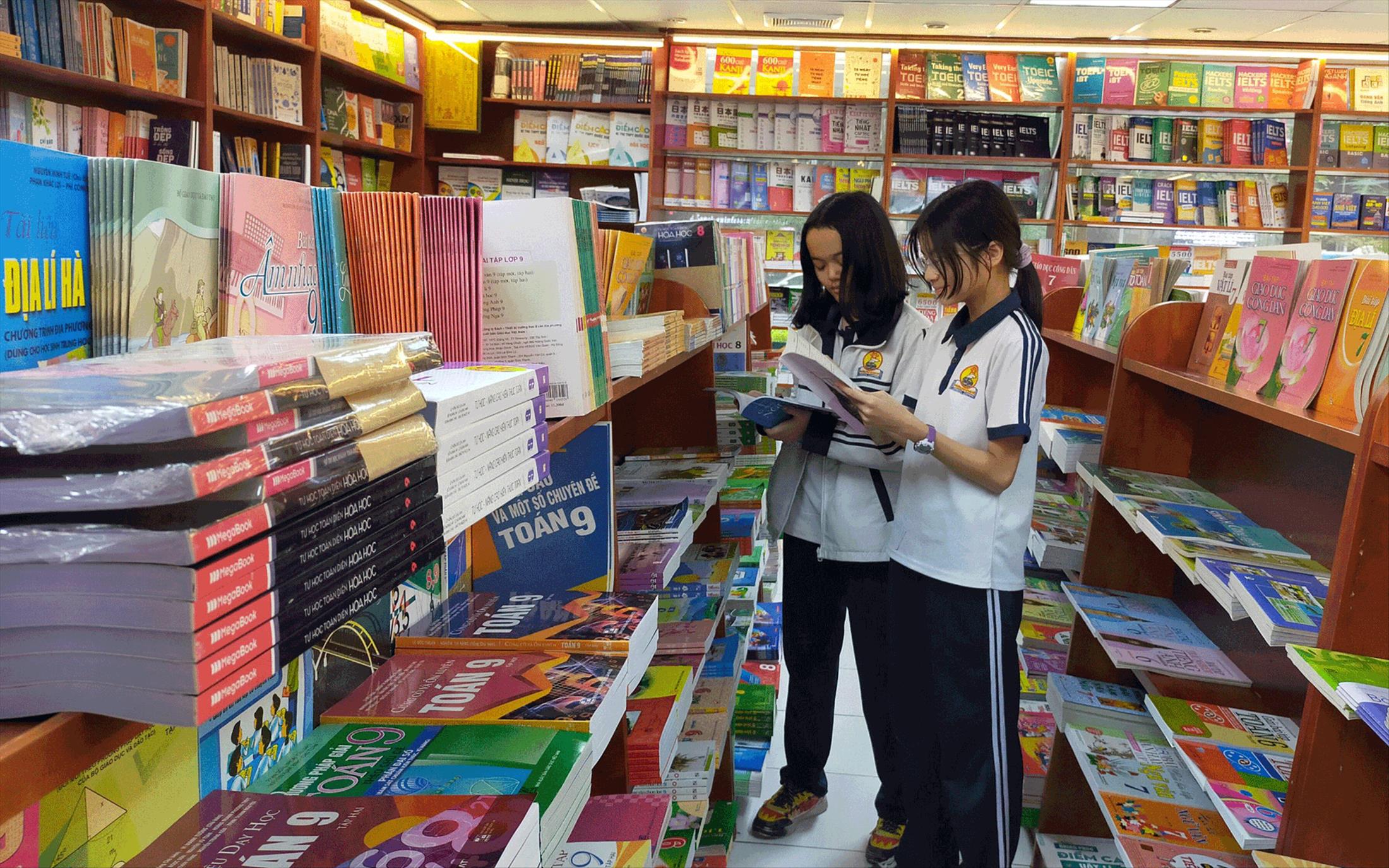 Cần rà soát, quản lý tốt hơn các đầu sách tham khảo (Ảnh minh họa) Cần rà soát, quản lý tốt hơn các đầu sách tham khảo (Ảnh minh họa)