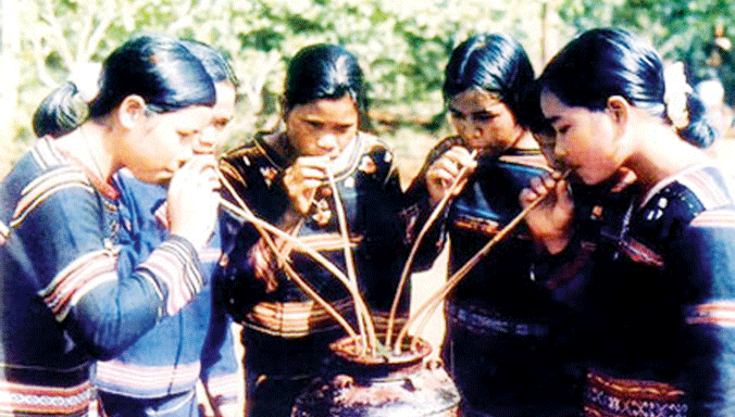 Rượu cần Ê đê ngày lễ.