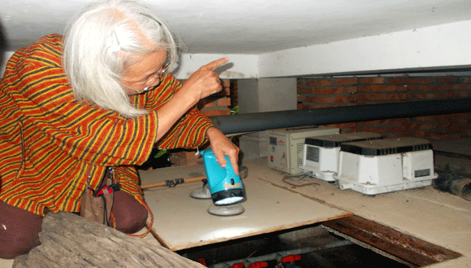 Bà Reiko cùng hệ thống xử lý nước thải trong U Cafe. Ảnh: Nguyễn Trang