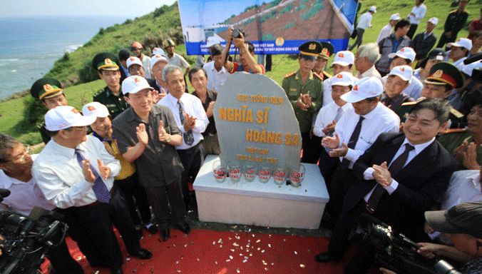 Nghi thức đặt viên đá đầu tiên xây dựng khu tưởng niệm. Ảnh: Nguyễn Thành