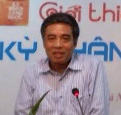 Truyện ngắn dưới đây có bóng dáng của một sử thi đan xen với đời sống đương đại. Truyện lịch sử, hay dở chưa bàn, nhưng đã nhiều, còn đan xen như cách Trần Thanh Cảnh làm thì ít. Cách anh bày ra không gian và tình huống truyện, có chỗ mênh mang, hoành tráng, bay bổng; chỗ lại thu vào những tế nhị, duyên dáng, trữ tình. Người bán than ảnh 1