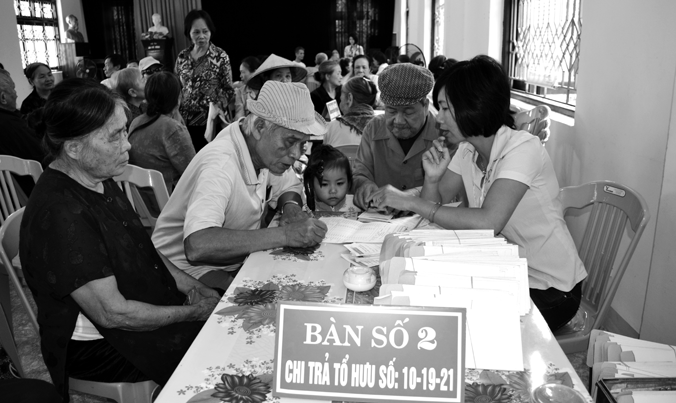 Người lao động nhận lương hưu.