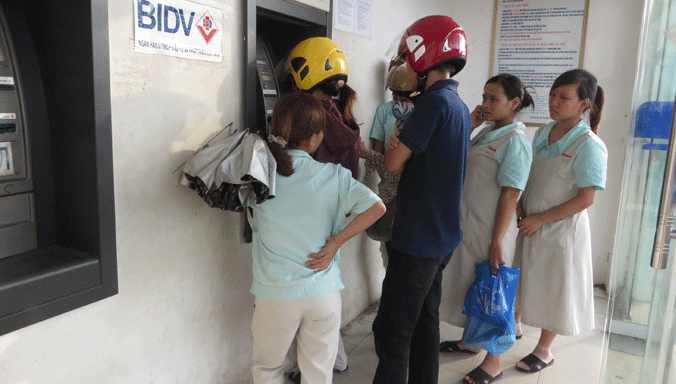 Công nhân khu công nghiệp mong không còn cảnh xếp hàng rồng rắn rút tiền tại ATM.