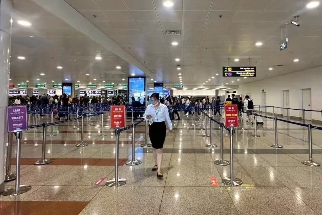 Làn xuất nhập cảnh riêng tại nhà ga T2, sân bay Nội Bài, được phân theo từng nhóm gồm khách VIP, người nước ngoài, tổ bay, công dân Việt Nam, khách nối chuyến. Ảnh: Công an Cửa khẩu Cảng hàng không quốc tế Nội Bài.
