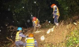 Đất đá sạt xuống lán trại ven đèo Khánh Sơn, 3 người bị vùi lấp