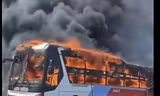 Xe khách bốc cháy ngùn ngụt trên Quốc lộ 1 qua Khánh Hòa