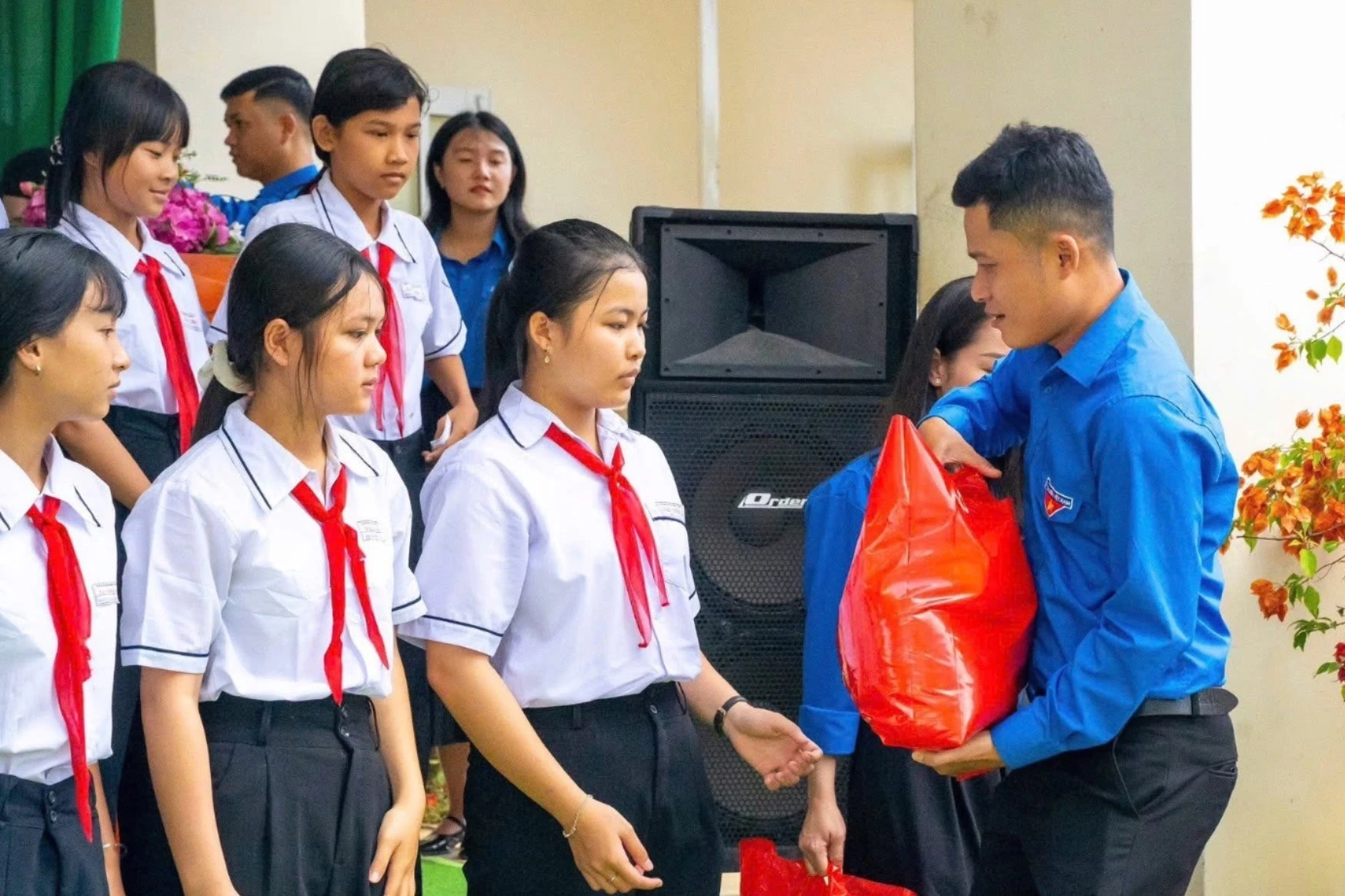 Thanh niên Lâm Đồng sẻ chia yêu thương, trao hàng trăm suất quà Tết ấm lòng