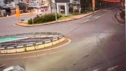 Xe tải kéo đứt dây cáp viễn thông, người đi xe máy bị quật văng giữa đường