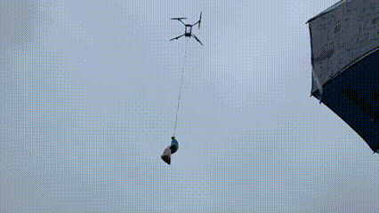 CLIP: Drone tiếp nhu yếu phẩm cho người dân bị lũ cô lập nhiều ngày ở Đắk Lắk